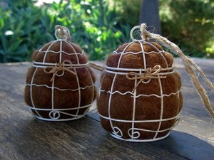 Small Bird Nester with Llama Fibre Nesting Material. Bird lover gift. gardener's gift idea. Boxed Mothers Gift for yard, housewarming