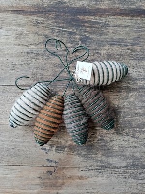 Hanging Bird Nester with Llama Fibre Nesting Material for Birds. Ideal for Eco Friendly Gardens. Gardener gifts and nature playgrounds