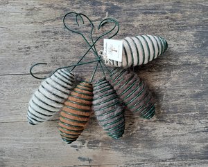 Hanging Bird Nester with Llama Fibre Nesting Material for Birds. Ideal for Eco Friendly Gardens. Gardener gifts and nature playgrounds