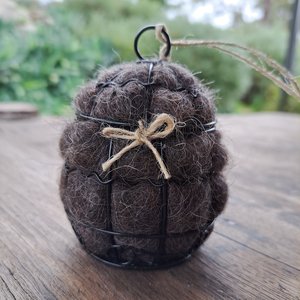 Small Bird Nester in gift box. Llama Fibre Nesting Material for gardeners and bird lovers. Backyard birdbath / feeder accessory