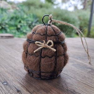 Small Bird Nester in gift box. Llama Fibre Nesting Material for gardeners and bird lovers. Backyard birdbath / feeder accessory