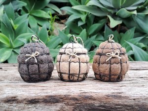 Small Bird Nester in gift box. Llama Fibre Nesting Material for gardeners and bird lovers. Backyard birdbath / feeder accessory