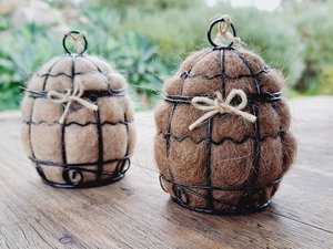 Small Bird Nester in gift box. Llama Fibre Nesting Material for gardeners and bird lovers. Backyard birdbath / feeder accessory