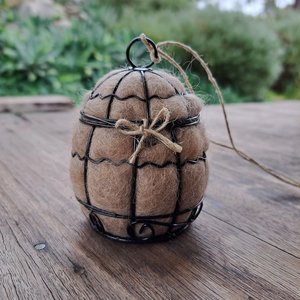 Small Bird Nester in gift box. Llama Fibre Nesting Material for gardeners and bird lovers. Backyard birdbath / feeder accessory