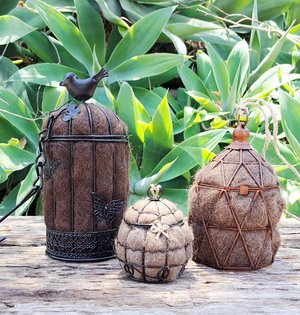 Small Bird Nester in gift box. Llama Fibre Nesting Material for gardeners and bird lovers. Backyard birdbath / feeder accessory