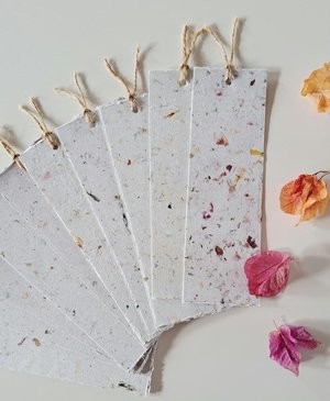 Bookmarks - Handmade recycled paper in gift box - Mixed neutral tones with flower petals and botanicals