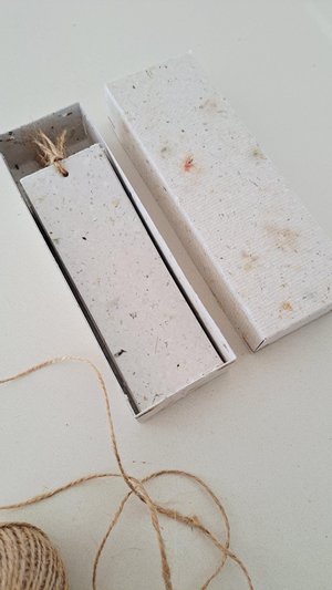Bookmarks - Handmade recycled paper in gift box - Mixed neutral tones with flower petals and botanicals