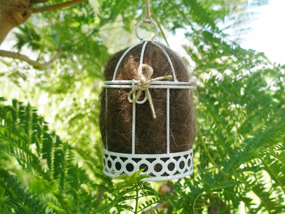 Small Bird Nester in Gift Box. Llama nesting material for wild birds, bird houses, nest boxes. Birdbath accessory for eco, nature gardens