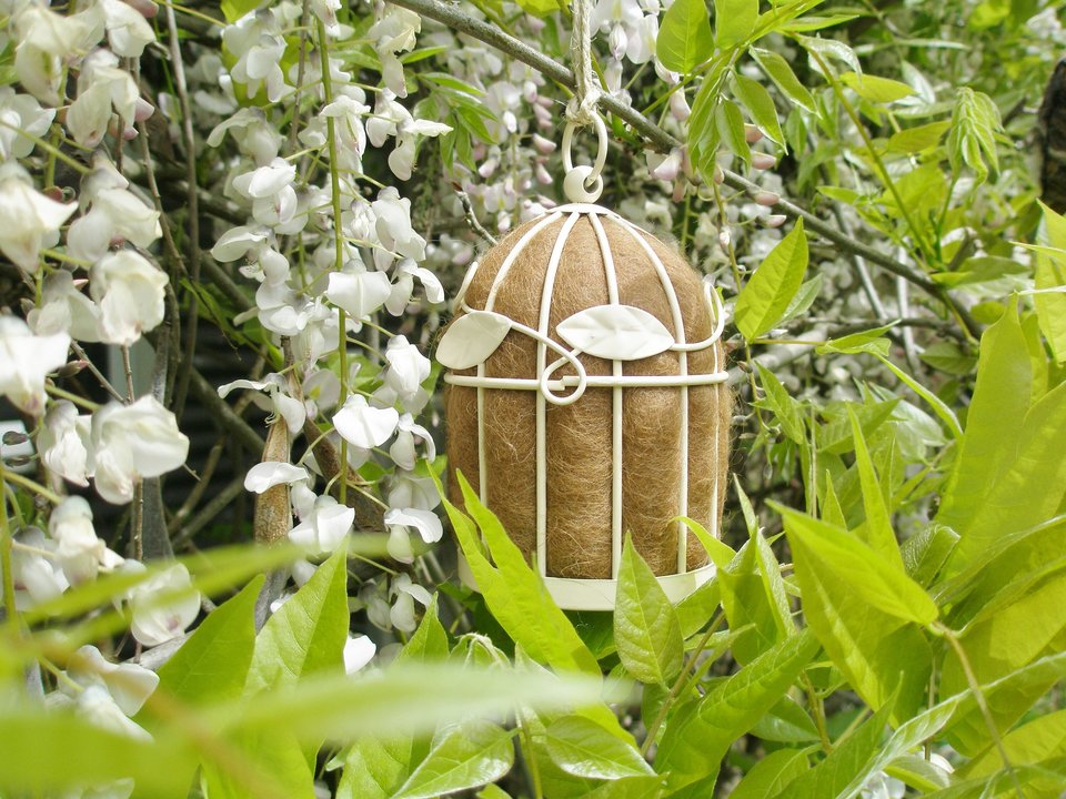 Native Bird Nester, Llama Nesting fibre in Cream Cage, Aviary Bedding Material, Wildlife Nest builder, Garden Decor, Nature Garden Gifts