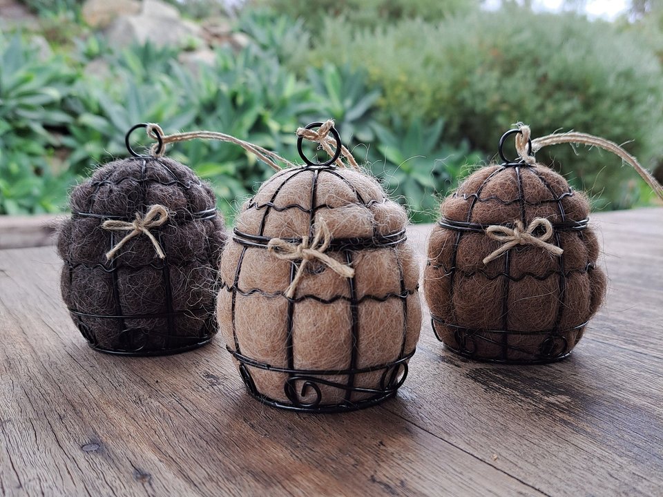 Small Bird Nester in gift box. Llama Fibre Nesting Material for gardeners and bird lovers. Backyard birdbath / feeder accessory