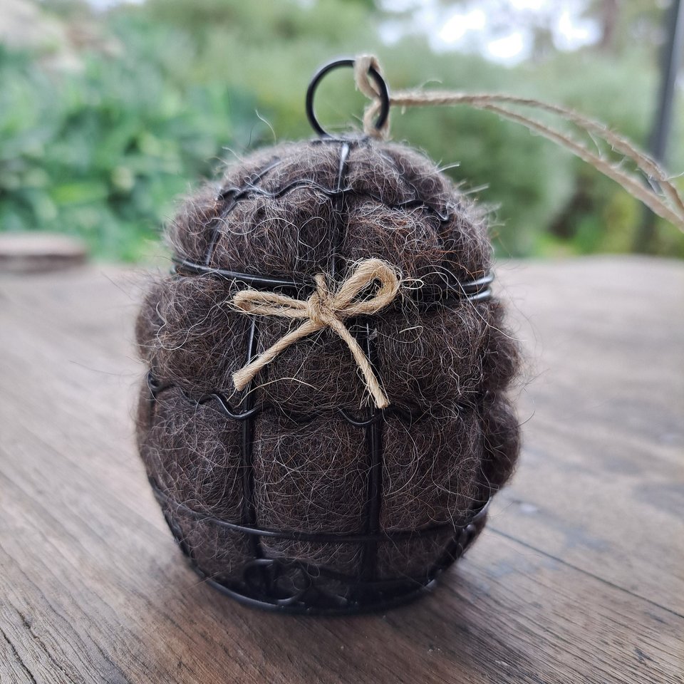 Small Bird Nester in gift box. Llama Fibre Nesting Material for gardeners and bird lovers. Backyard birdbath / feeder accessory