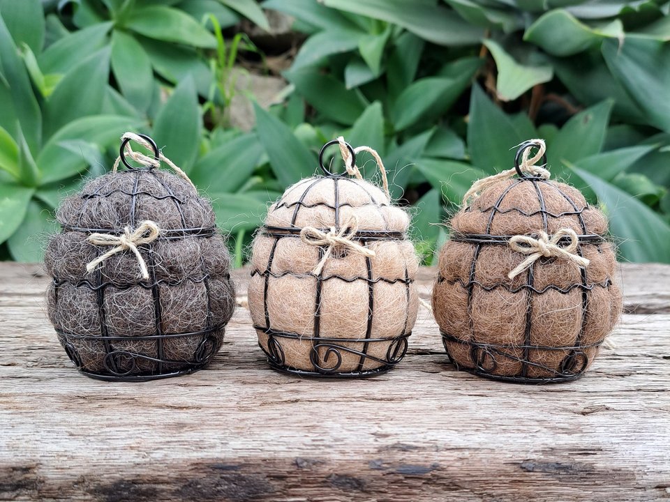 Small Bird Nester in gift box. Llama Fibre Nesting Material for gardeners and bird lovers. Backyard birdbath / feeder accessory