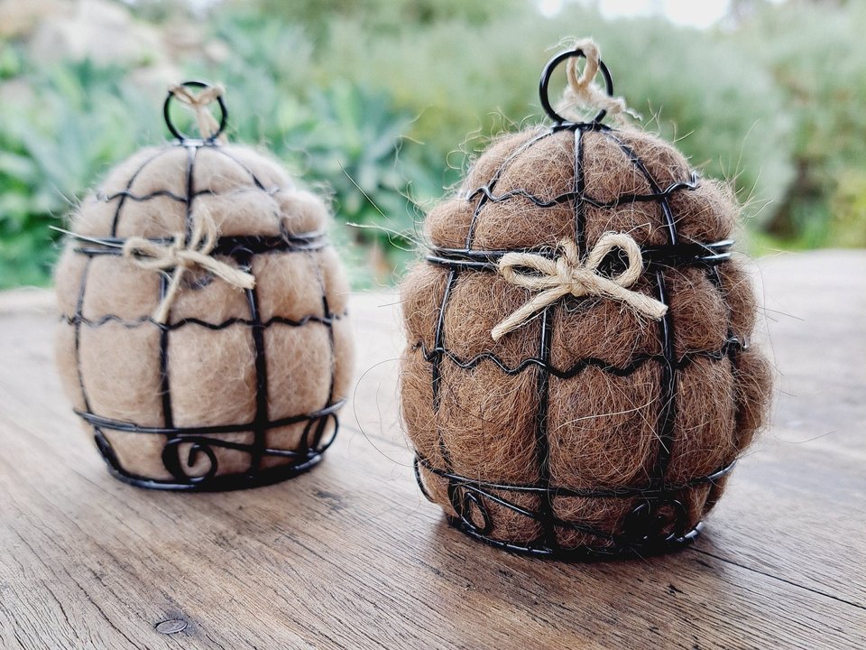 Small Bird Nester in gift box. Llama Fibre Nesting Material for gardeners and bird lovers. Backyard birdbath / feeder accessory