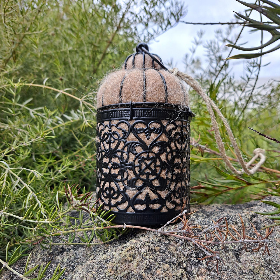 Llama fibre bird nest starter. Home maker garden gift with natural nest building material for wild birds. Outdoor Gift for Dads